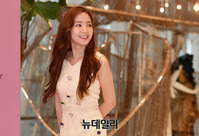 [포토] 리뉴얼 오픈행사 참석하는 배우 박민영