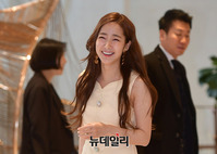 [포토] 반달눈으로 뒤돌아 보는 박민영