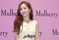 [포토] 배우 박민영 "리뉴얼 오픈 축하해요"