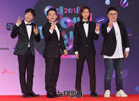 [포토] 코믹 포즈 선보이는 '1박 2일' 팀