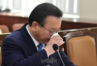 [포토] 물마시는 김부경 행안부 장관