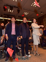 [포토] 창립 기념 종이비행기 날리는 홍준표-배현진-이병태