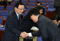 [포토] 의원들과 악수 나누는 이해찬 민주당 대표