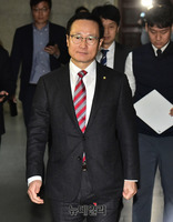 [포토] 운영위원장실 향하는 홍영표 민주당 원내대표