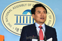 [포토] 김진태, 유엔이주협정반대 기자회견