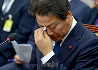 [포토] 얼굴 만지는 임종석 대통령 비서실장