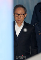 [포토] 법원 향하는 이명박 전 대통령
