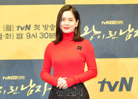 [포토] 정혜영 "레드와 블랙으로 꾸몄어요"