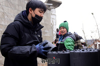 [포토] 한울타리 "연탄봉사 왔어요"