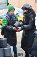 [포토] 이주화 "추운겨울 녹여줄 연탄왔어요"