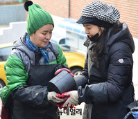 [포토] 백소미 "연탄 배달 봉사왔어요"