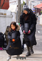 [포토] 딸과 함께 봉사하러 온 김애란