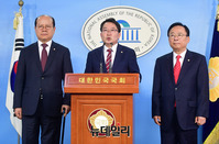 [포토] 자유한국당, '청와대 행정관 군 인사 개입' 진상규명 기자회견 