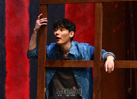 [포토] 연극 '레드', 조수 켄 연기하는 배우 김도빈