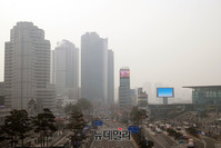 [포토] 서울로7017서 본 미세먼지 가득한 서울도심