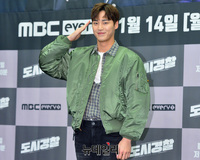 [포토] 배우 이태환, 미남 경찰 등장