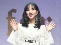 [포토] 손인사하는 여자친구 은하