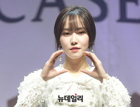 [포토] 손하트 만드는 여자친구 유주