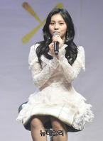 [포토] 정규앨범 소개하는 여자친구 엄지