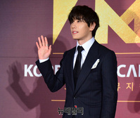 [포토] 박효신, 뮤지컬 팬들에게 선한 웃음