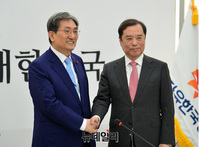 [포토] 악수하는 김병준-노영민