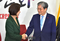 [포토] 악수 나누는 나경원-노영민