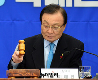 [포토] 의사진행하는 이해찬 민주당대표