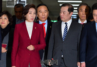 [포토] 비대위 입장하는 김병준-나경원