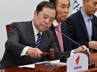 [포토] 의사진행하는 김병준 한국당 비대위원장