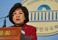 [포토] 현안 브리핑하는 김순례 한국당 원내대변인