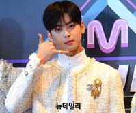 [포토] 엠카 출근하는 아스트로 차은우, 팬들과 눈빛 교환