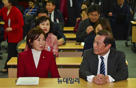 [포토] 대화 나누는 김병준-나경원