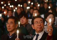 [포토] 전국노동위원회 출범식서 촛불 흔드는 박원순-김주영