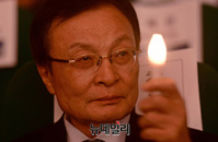 [포토] 촛불 든 이해찬 더불어민주당 대표