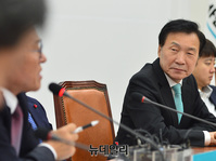 [포토] 경청하는 손학규 바른미래당 대표