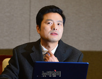 [포토] 타이 만지는 김태우 전 수사관