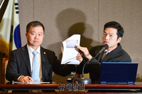 [포토] 증거자료 제시하는 김태우 전 수사관