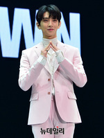 [포토] 세븐틴 조슈아, 빠져드는 눈빛