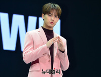 [포토] 세븐틴 민규, 타이틀곡 'HOME' 표현한 손동작