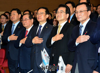 [포토] 국민의례하는 이해찬-정동영-홍영표-김관영