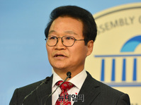 [포토] 김용판 전 서울경찰청장 "이재정 의원은 사퇴하고, 처벌 받아야"