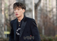 [가온차트] 밴에서 내리는 아이콘 바비