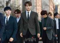 [가온차트] 손인사하며 입장하는 세븐틴