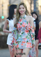 [가온차트] 꽃무늬 원피스 입은 트와이스 다현