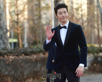 [가온차트] 턱시도 입은 배우 김권