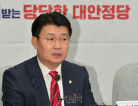 [포토] 모두발언하는 정용기 한국당 정책위의장