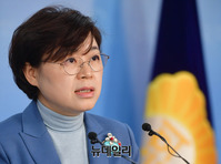 [포토] 손혜원 투기 의혹관련 논평 발표하는 김정재 원내대변인