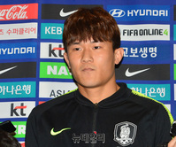 [포토] 어두운 표정으로 인터뷰하는 김민재