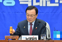 [포토] 확대간부회의, 의사진행하는 이해찬 민주당 대표