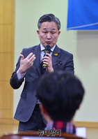 [포토] 20대 남성의 질문에 답변하는 표창원 의원